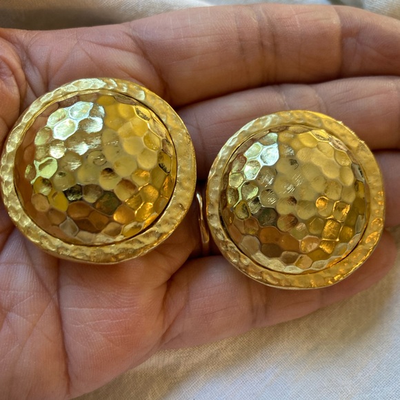 Kenneth Jay Lane KJL‎ Round Hammered Vintage Clip on Earrings - Picture 7 of 8